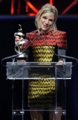 Sienna Miller recibió el premio a mejor actriz secundaria